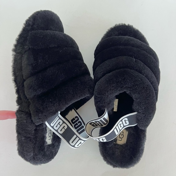 UGG Women’s Fluff Yeah Sheepskin Open Toe Slipper Slide in Black/White, size 9 - Picture 13 of 13